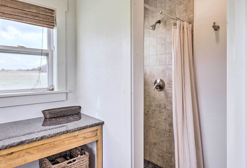 Secluded Texas Farmhouse: 12 Mi To La Grange!