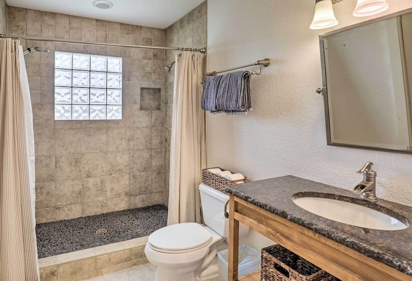 Secluded Texas Farmhouse: 12 Mi To La Grange!