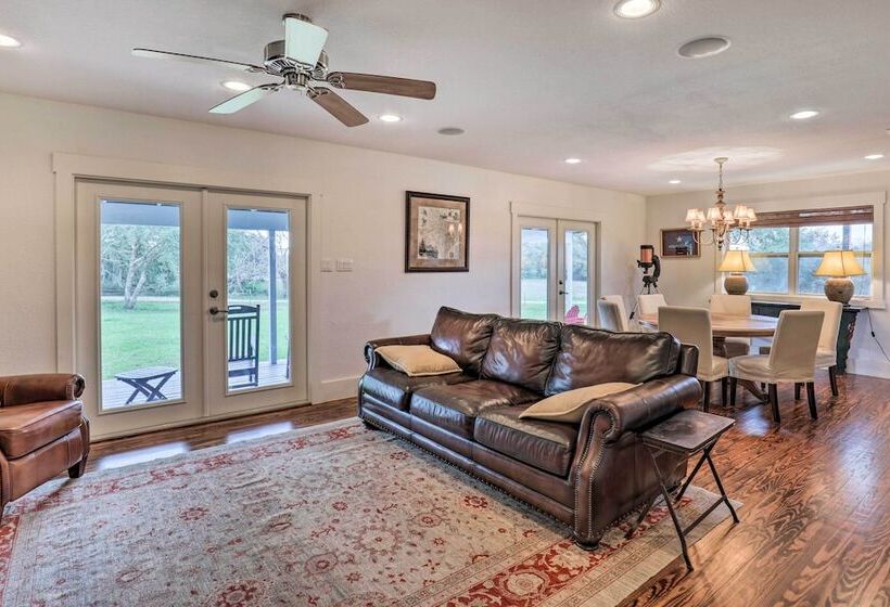 Secluded Texas Farmhouse: 12 Mi To La Grange!