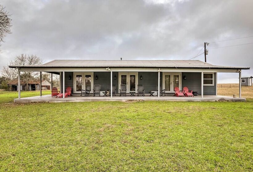Secluded Texas Farmhouse: 12 Mi To La Grange!