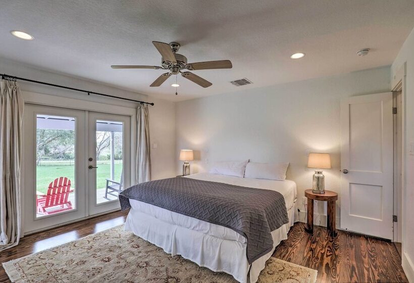 Secluded Texas Farmhouse: 12 Mi To La Grange!