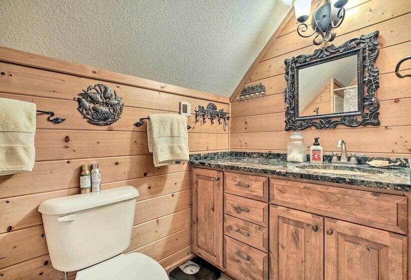 Serene Lakefront Lodge W/ Docks On 8 Acres!