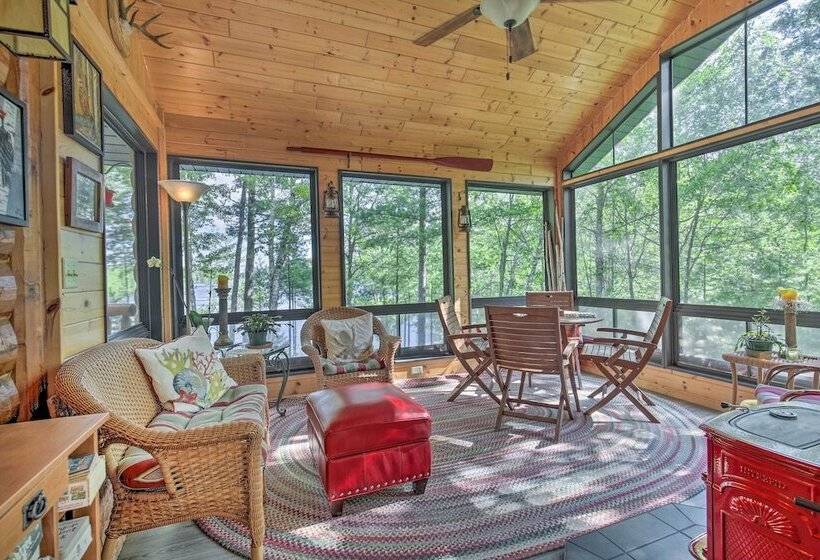 Serene Lakefront Lodge W/ Docks On 8 Acres!