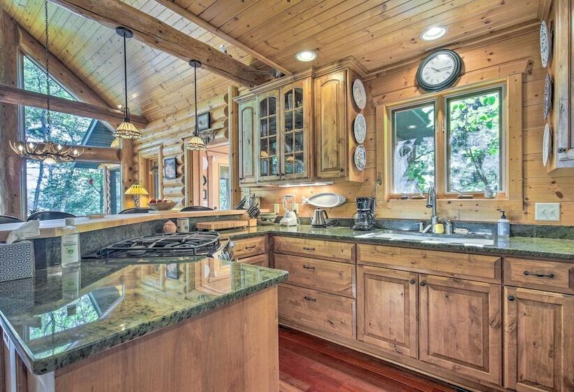 Serene Lakefront Lodge W/ Docks On 8 Acres!