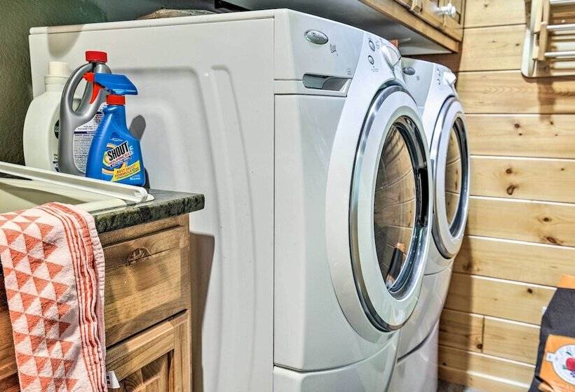 Serene Lakefront Lodge W/ Docks On 8 Acres!