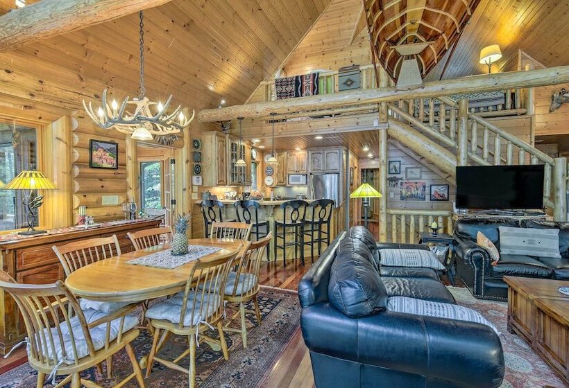 Serene Lakefront Lodge W/ Docks On 8 Acres!