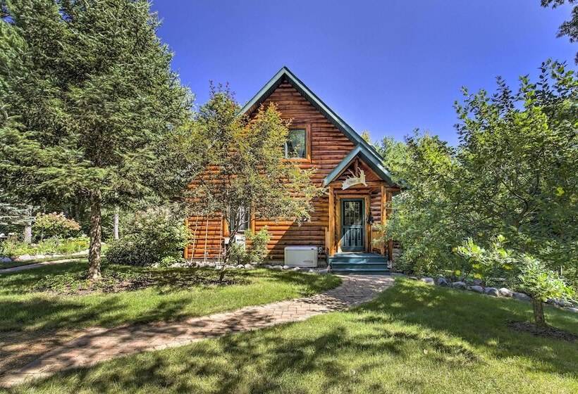 Serene Lakefront Lodge W/ Docks On 8 Acres!