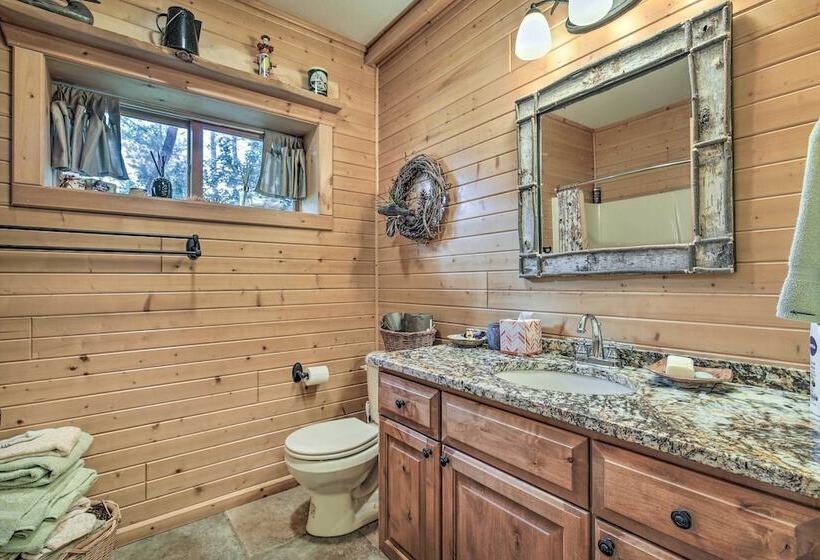 Serene Lakefront Lodge W/ Docks On 8 Acres!