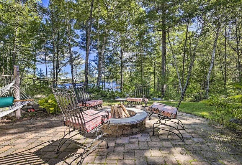 Serene Lakefront Lodge W/ Docks On 8 Acres!