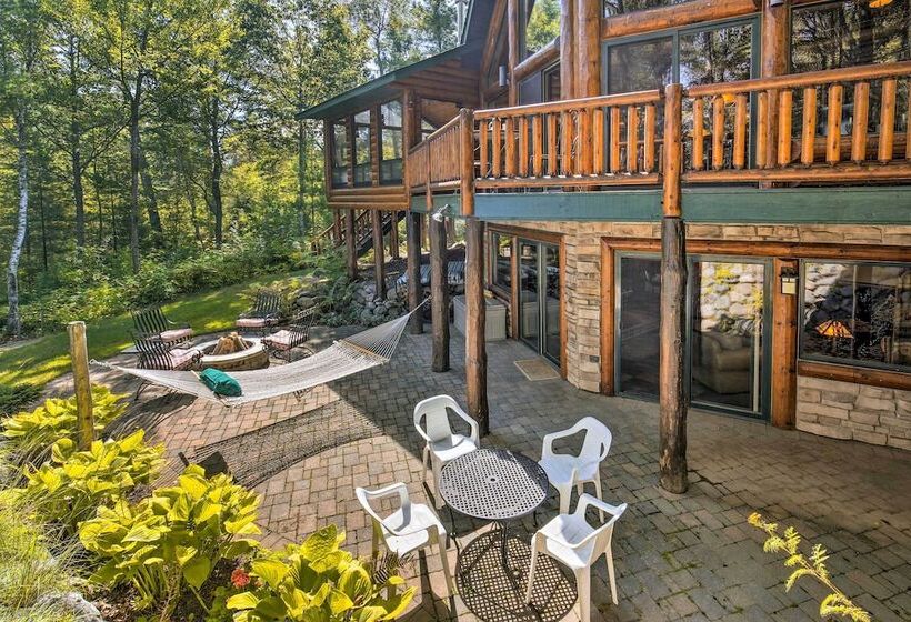 Serene Lakefront Lodge W/ Docks On 8 Acres!