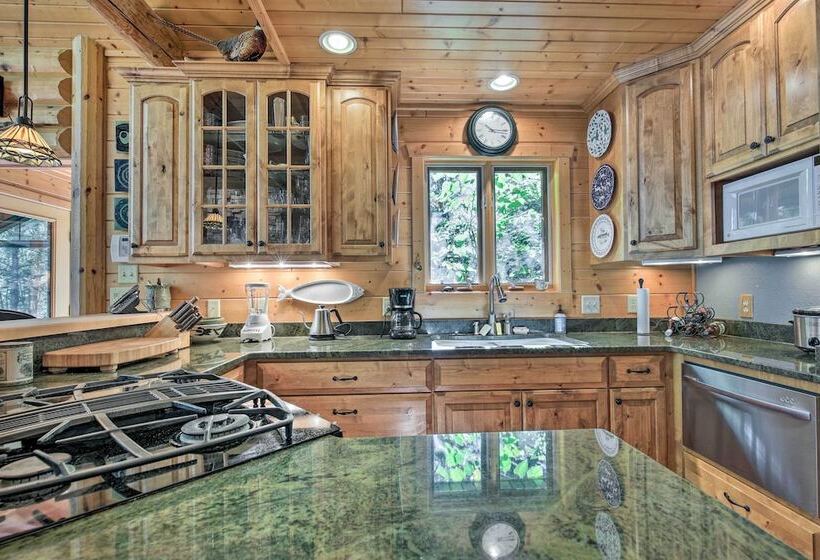 Serene Lakefront Lodge W/ Docks On 8 Acres!