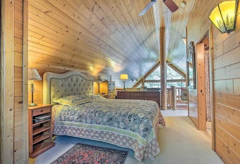 Serene Lakefront Lodge W/ Docks On 8 Acres!