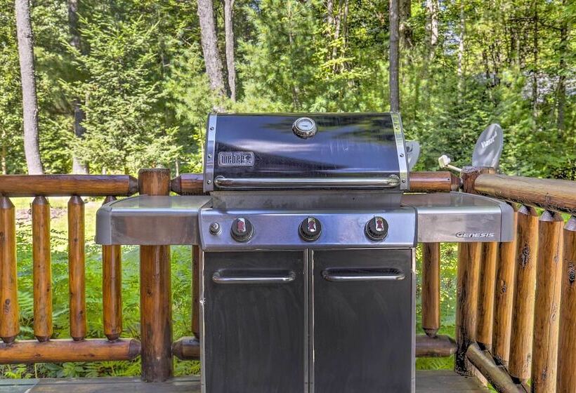 Serene Lakefront Lodge W/ Docks On 8 Acres!