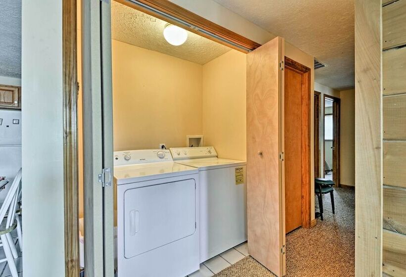 Snowed Inn Cozy Winterplace Ski In/ski Out Cabin