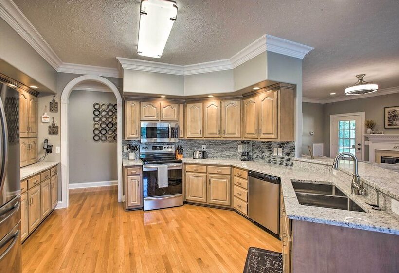 Lebanon Family Getaway W/ Pool, Bikes & Trails!