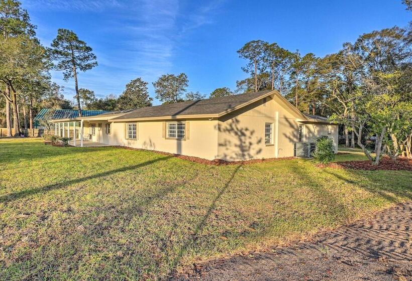 Spacious Gainesville Retreat W/ Backyard!