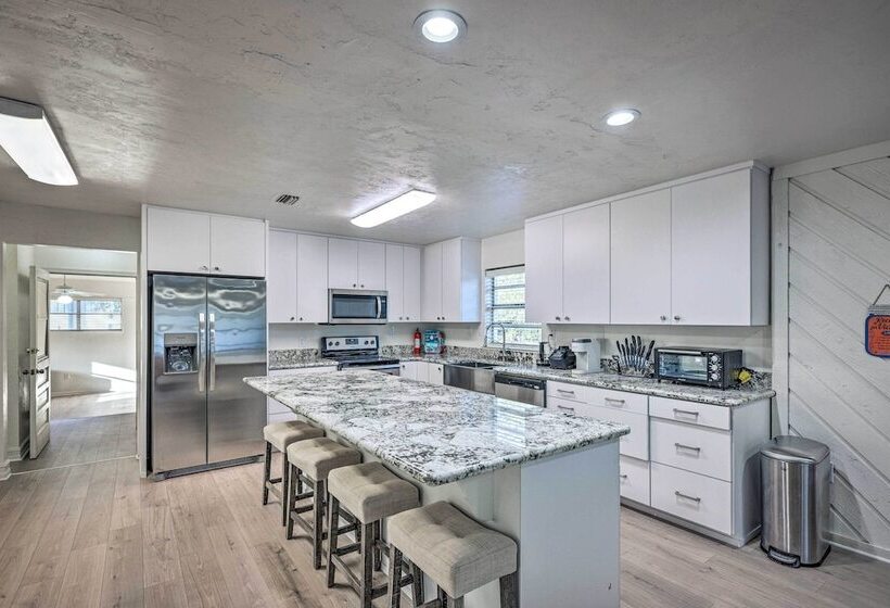 Spacious Gainesville Retreat W/ Backyard!