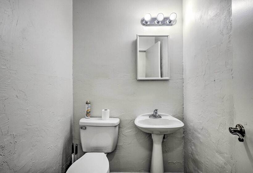 Spacious Gainesville Retreat W/ Backyard!