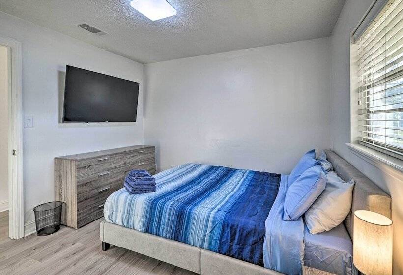 Spacious Gainesville Retreat W/ Backyard!