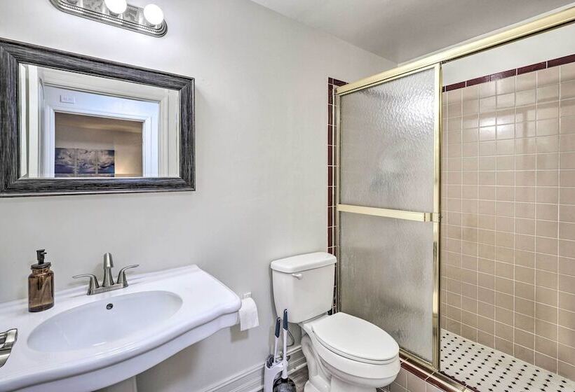 Spacious Gainesville Retreat W/ Backyard!