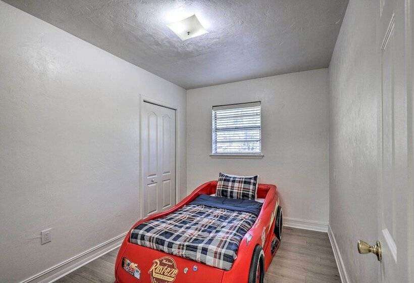 Spacious Gainesville Retreat W/ Backyard!