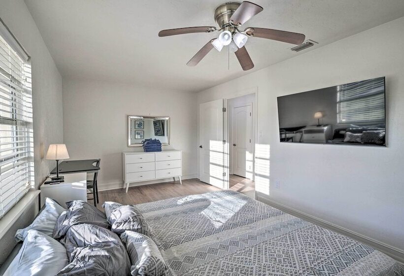 Spacious Gainesville Retreat W/ Backyard!