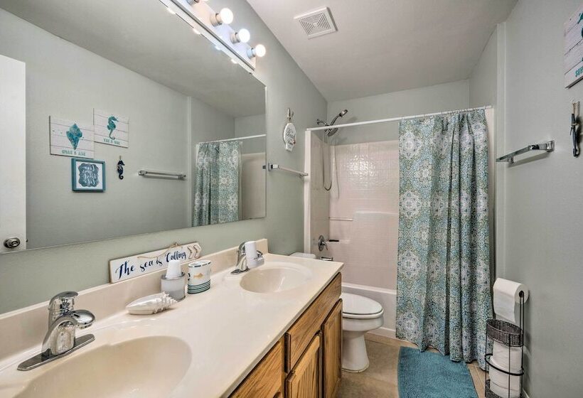 Game Room + Fenced Yard: Home Near Disney World!