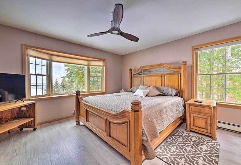 Spacious Lakefront Home W/ Sunroom & Bar!