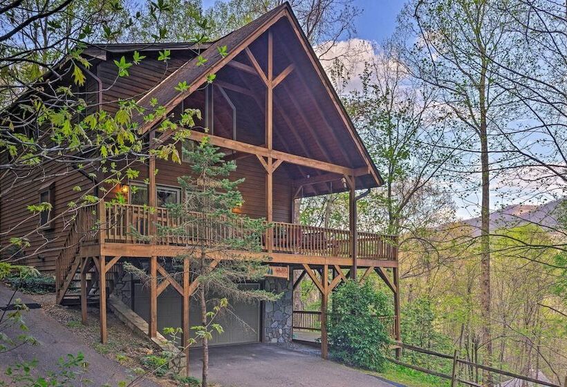 Spacious Maggie Valley Cabin W/ Hot Tub & Mtn View
