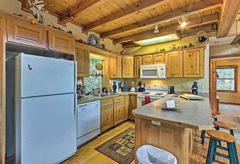 Spacious Maggie Valley Cabin W/ Hot Tub & Mtn View