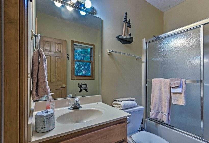 Spacious Maggie Valley Cabin W/ Hot Tub & Mtn View