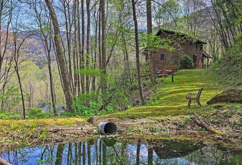 Spacious Maggie Valley Cabin W/ Hot Tub & Mtn View