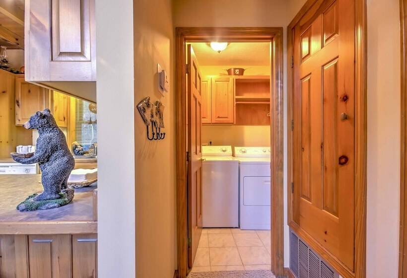 Spacious Maggie Valley Cabin W/ Hot Tub & Mtn View