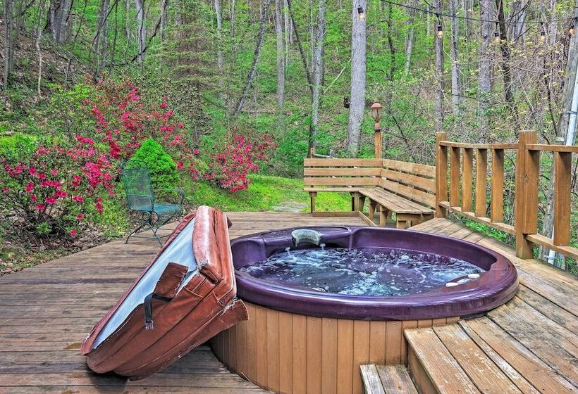 Spacious Maggie Valley Cabin W/ Hot Tub & Mtn View