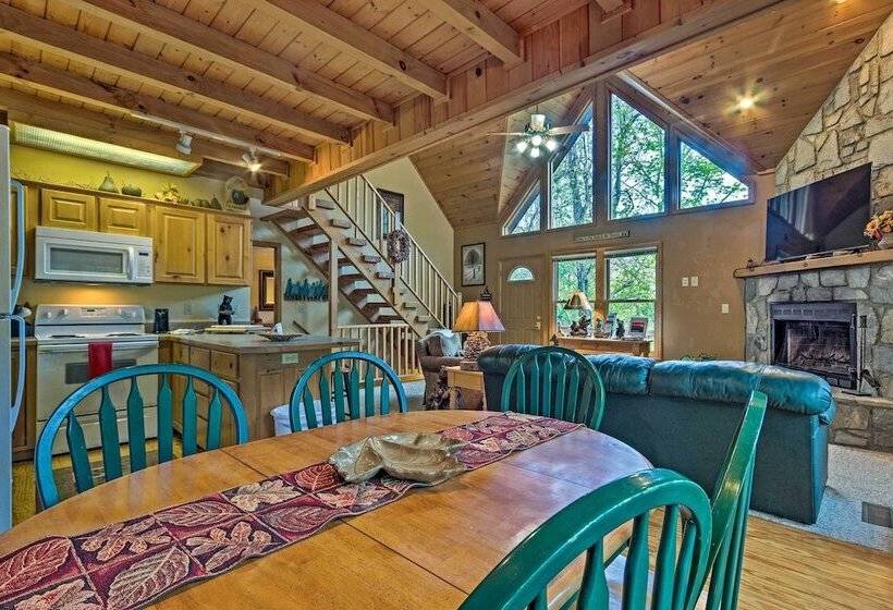 Spacious Maggie Valley Cabin W/ Hot Tub & Mtn View