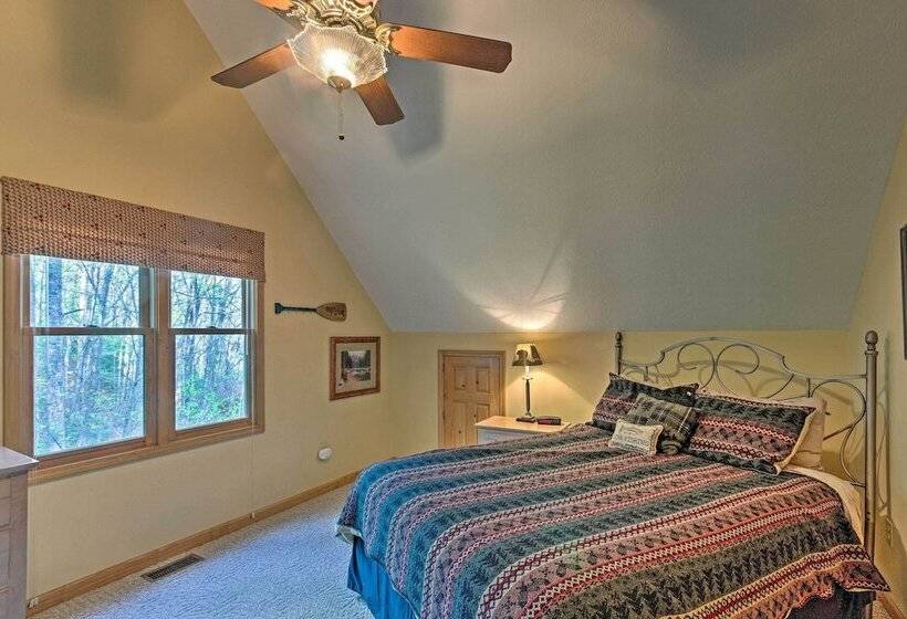 Spacious Maggie Valley Cabin W/ Hot Tub & Mtn View