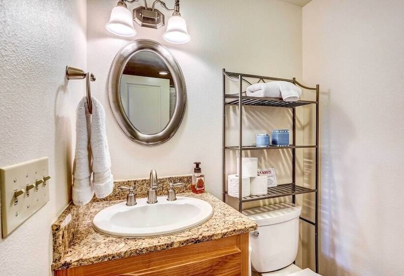 Spacious Mariposa Cabin W/ Deck & Private Hot Tub!