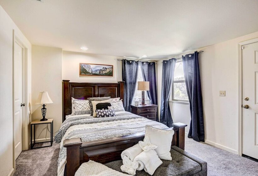 Spacious Mariposa Cabin W/ Deck & Private Hot Tub!