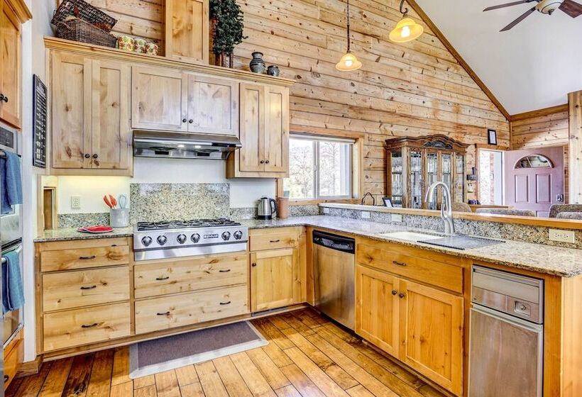 Spacious Mariposa Cabin W/ Deck & Private Hot Tub!