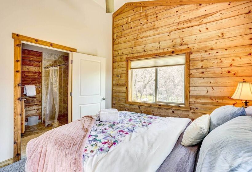 Spacious Mariposa Cabin W/ Deck & Private Hot Tub!