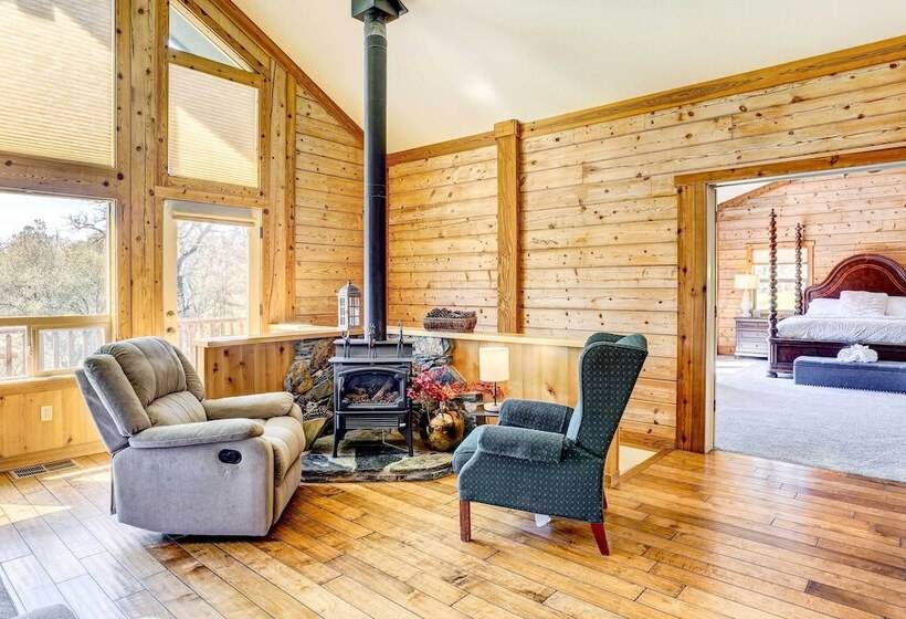 Spacious Mariposa Cabin W/ Deck & Private Hot Tub!