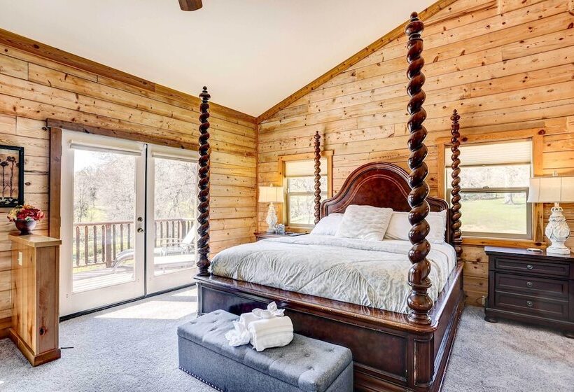 Spacious Mariposa Cabin W/ Deck & Private Hot Tub!