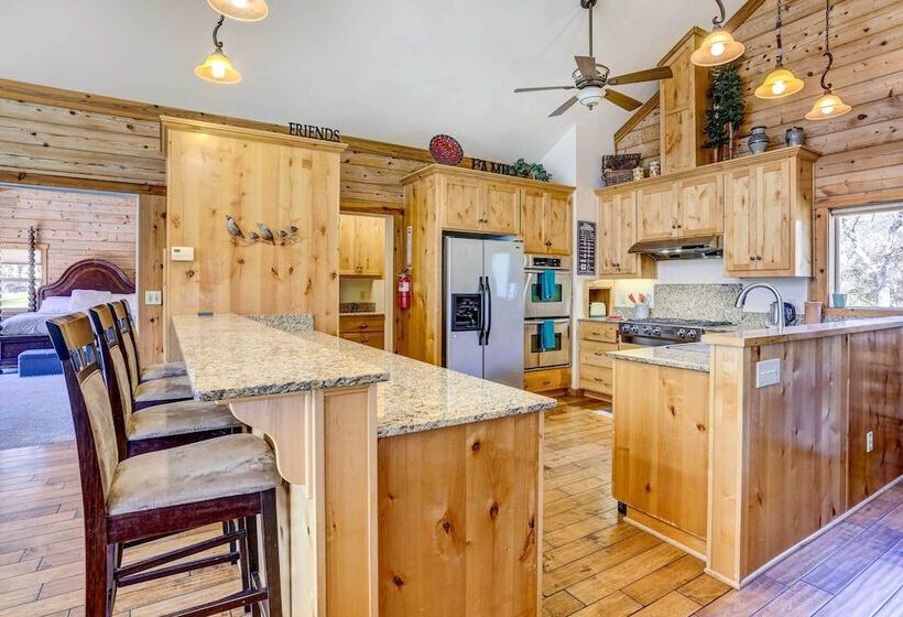 Spacious Mariposa Cabin W/ Deck & Private Hot Tub!