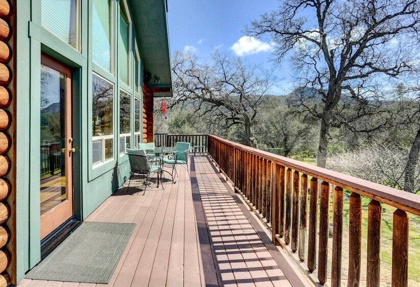Spacious Mariposa Cabin W/ Deck & Private Hot Tub!
