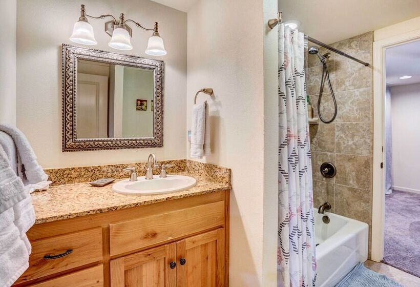 Spacious Mariposa Cabin W/ Deck & Private Hot Tub!