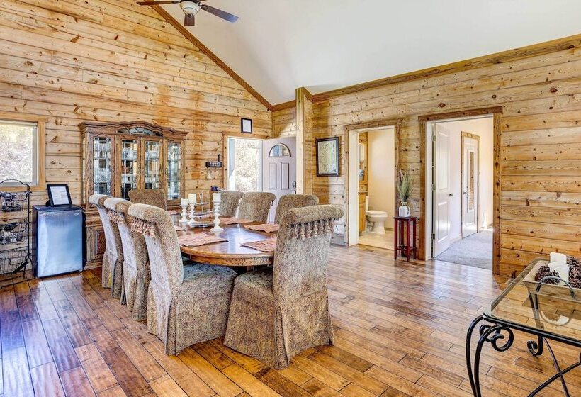 Spacious Mariposa Cabin W/ Deck & Private Hot Tub!