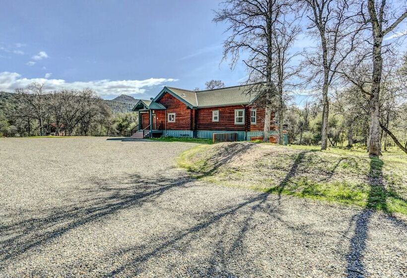 Spacious Mariposa Cabin W/ Deck & Private Hot Tub!