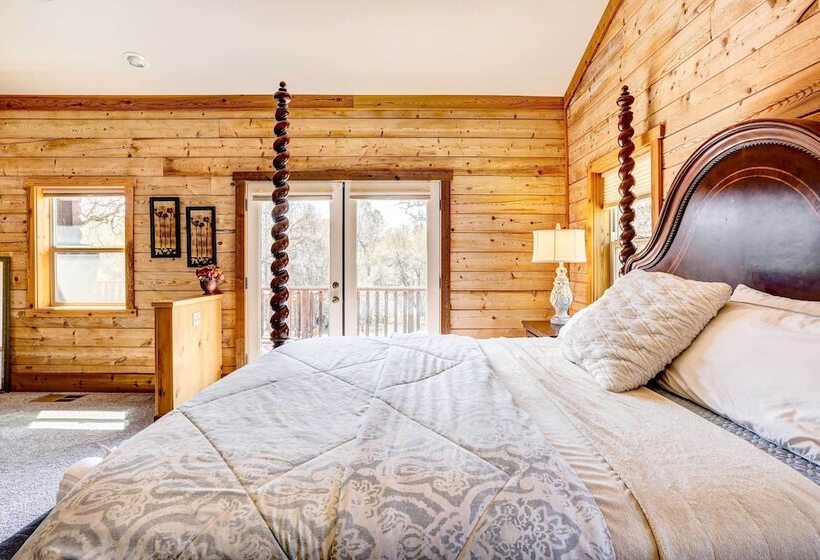 Spacious Mariposa Cabin W/ Deck & Private Hot Tub!