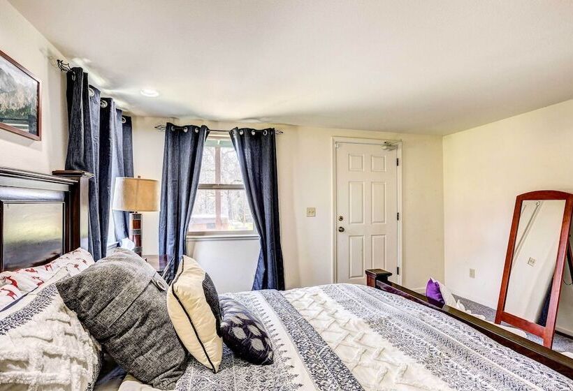 Spacious Mariposa Cabin W/ Deck & Private Hot Tub!