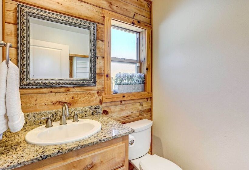 Spacious Mariposa Cabin W/ Deck & Private Hot Tub!